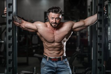 Kas ve tren spor salonu kadar pompalama acımasız güçlü vücut geliştirmeci adam
