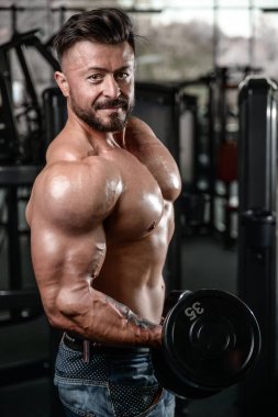 Kas ve tren spor salonu kadar pompalama acımasız güçlü vücut geliştirmeci adam