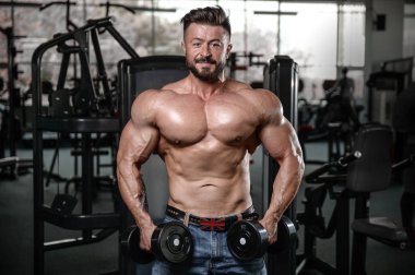 Kas ve tren spor salonu kadar pompalama acımasız güçlü vücut geliştirmeci adam