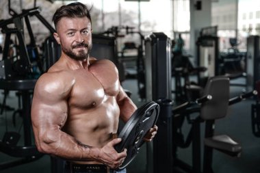 Kas ve tren spor salonu kadar pompalama acımasız güçlü vücut geliştirmeci adam