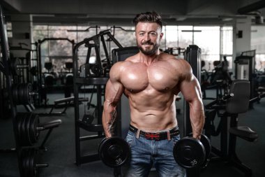 Kas ve tren spor salonu kadar pompalama acımasız güçlü vücut geliştirmeci adam
