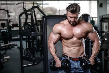 Kas ve tren spor salonu kadar pompalama acımasız güçlü vücut geliştirmeci adam