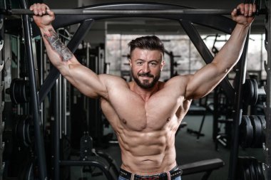 Kas ve tren spor salonu kadar pompalama acımasız güçlü vücut geliştirmeci adam