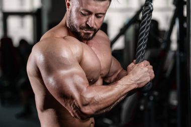 Kas ve tren spor salonu kadar pompalama acımasız güçlü vücut geliştirmeci adam