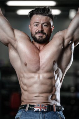 Kas ve tren spor salonu kadar pompalama acımasız güçlü vücut geliştirmeci adam