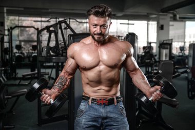 Kas ve tren spor salonu kadar pompalama acımasız güçlü vücut geliştirmeci adam