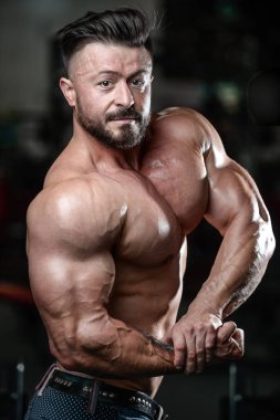 Kas ve tren spor salonu kadar pompalama acımasız güçlü vücut geliştirmeci adam