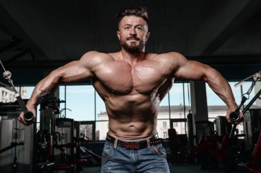 Kas ve tren spor salonu kadar pompalama acımasız güçlü vücut geliştirmeci adam