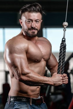 Kas ve tren spor salonu kadar pompalama acımasız güçlü vücut geliştirmeci adam