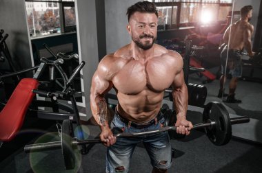 Kas ve tren spor salonu kadar pompalama acımasız güçlü vücut geliştirmeci adam