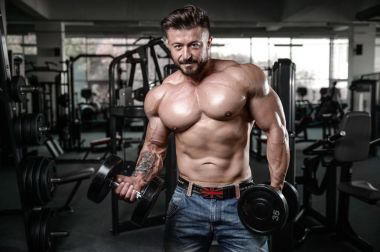 Kas ve tren spor salonu kadar pompalama acımasız güçlü vücut geliştirmeci adam