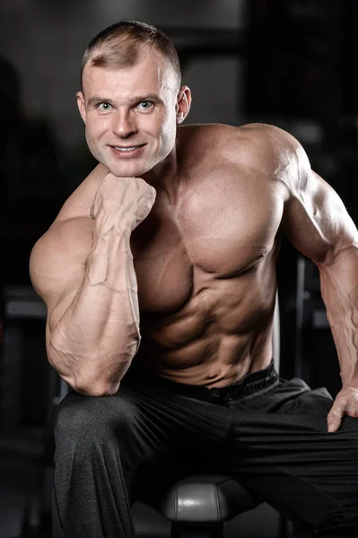 Jeune homme train dans gym mode de vie de soins de santé homme caucasien sexy — Photo