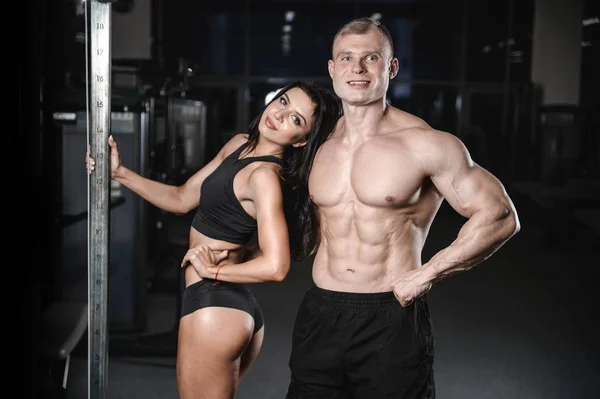 Sexy caucásico hombre y mujer en gimnasio — Foto de Stock