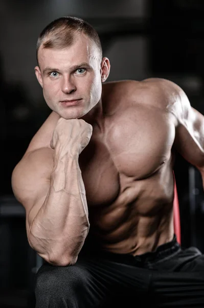 Ung man tåg i gym hälso livsstil sexig kaukasiska man — Stockfoto