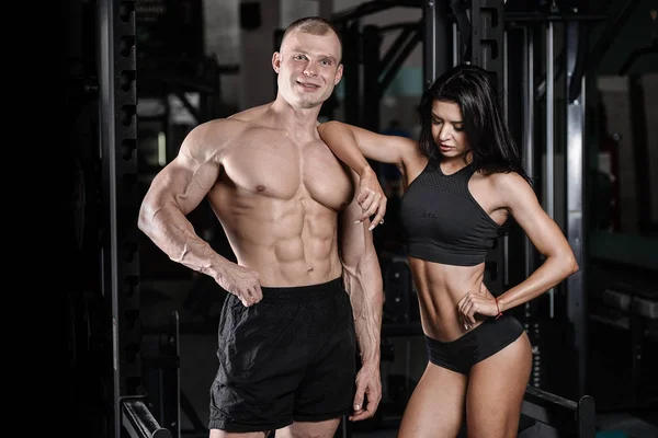 Sexy caucásico hombre y mujer en gimnasio — Foto de Stock