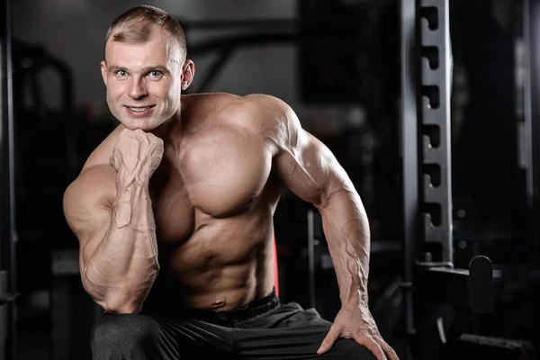 Joven hombre tren en gimnasio cuidado de la salud estilo de vida sexy caucásico hombre — Foto de Stock