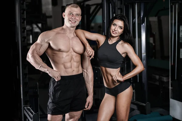 Sexy caucásico hombre y mujer en gimnasio — Foto de Stock