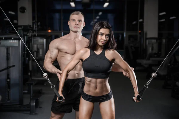 Sexy caucásico hombre y mujer en gimnasio — Foto de Stock