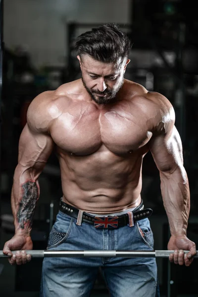 Βάναυση ισχυρή bodybuilder άνθρωπος άντληση τους μυς και να εκπαιδεύσει γυμναστήριο — Φωτογραφία Αρχείου