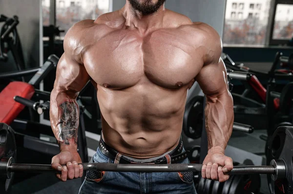 残忍な強力なボディービルダーの筋肉をポンプの男、ジムのトレーニング — ストック写真
