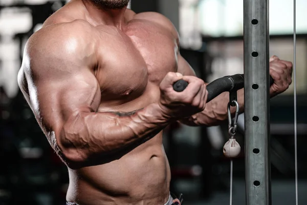 Brutalt starka bodybuilder man pumpa upp muskler och träna gym — Stockfoto