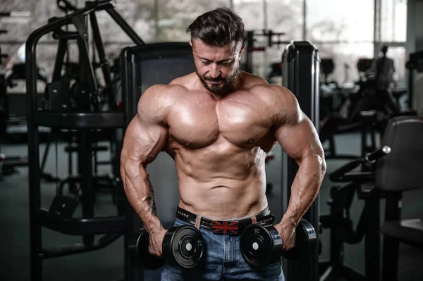 Βάναυση ισχυρή bodybuilder άνθρωπος άντληση τους μυς και να εκπαιδεύσει γυμναστήριο — Φωτογραφία Αρχείου
