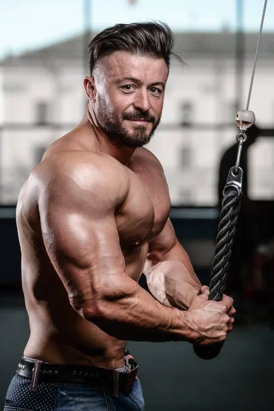 Kas ve tren spor salonu kadar pompalama acımasız güçlü vücut geliştirmeci adam