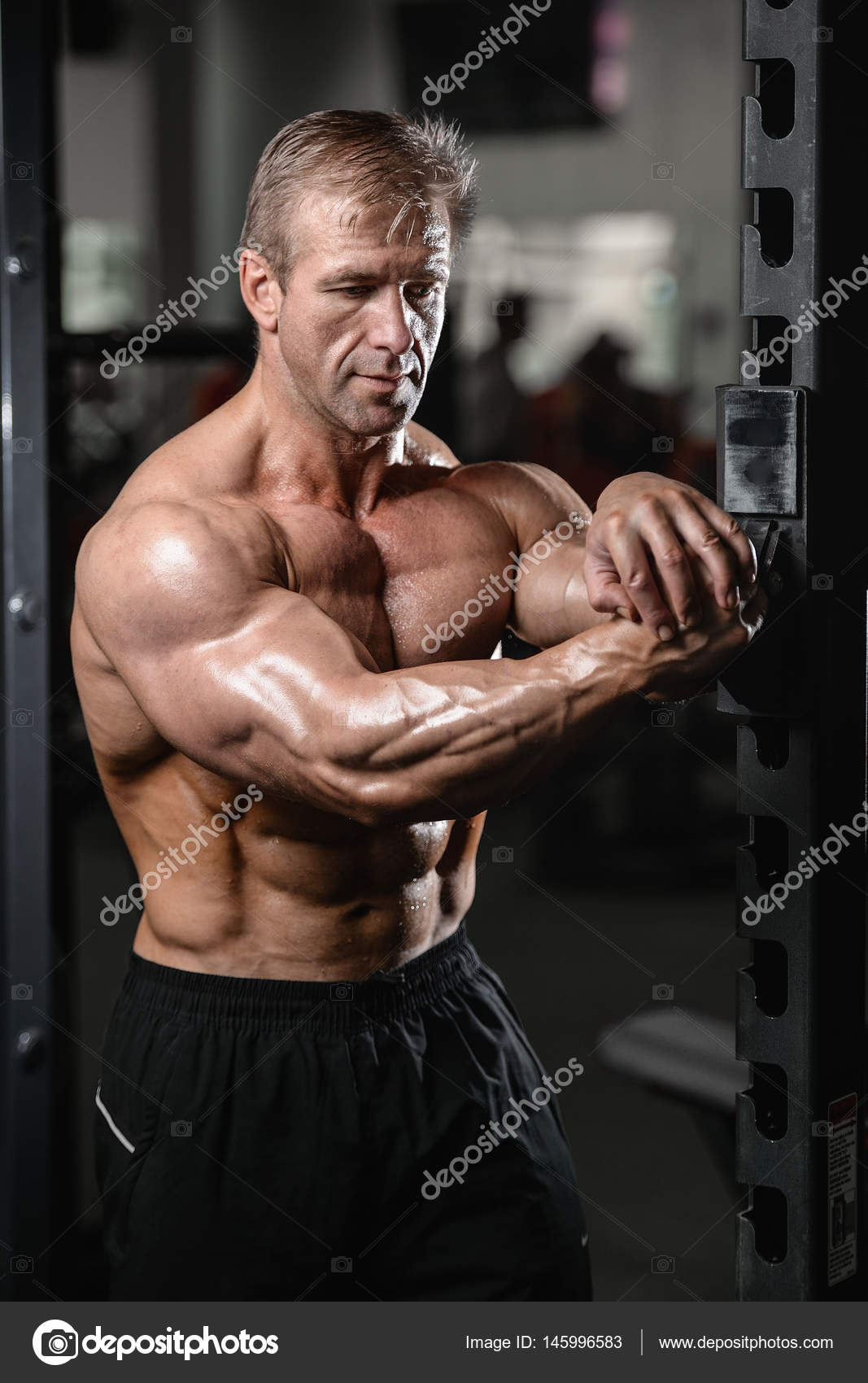 Beau fitness homme pompage les muscles image libre de droit par