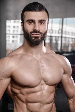 Yakışıklı fitness model eğitmek spor salonu kazanç muscl