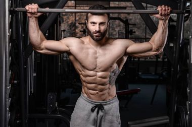 Yakışıklı fitness model eğitmek spor salonu kazanç muscl