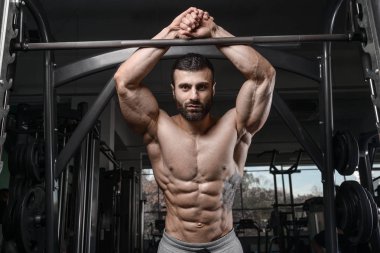 Yakışıklı fitness model eğitmek spor salonu kazanç muscl