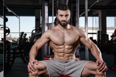 Yakışıklı fitness model eğitmek spor salonu kazanç muscl