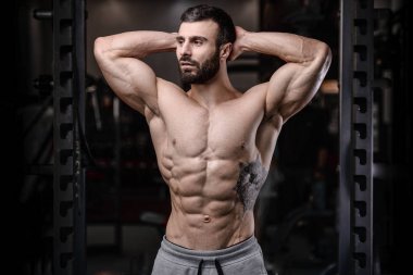 Yakışıklı fitness model eğitmek spor salonu kazanç muscl