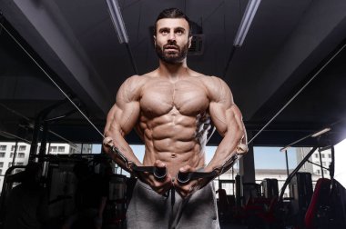Yakışıklı fitness model eğitmek spor salonu kazanç muscl