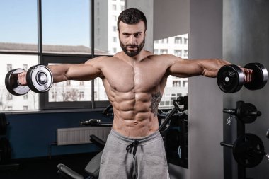 Yakışıklı fitness model eğitmek spor salonu kazanç muscl