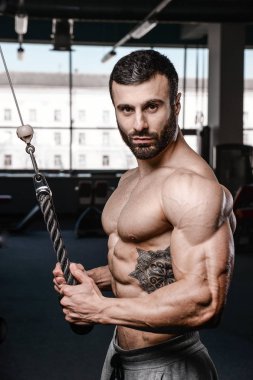 Yakışıklı fitness model eğitmek spor salonu kazanç muscl