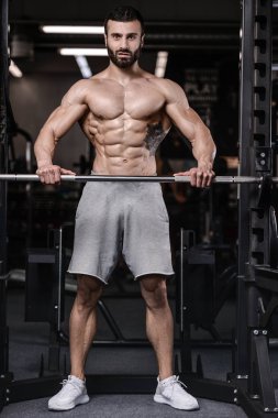 Yakışıklı fitness model eğitmek spor salonu kazanç muscl