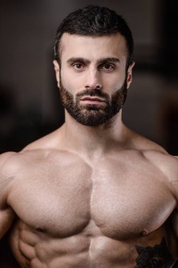 Yakışıklı fitness model eğitmek spor salonu kazanç muscl