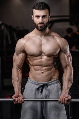 Yakışıklı fitness model eğitmek spor salonu kazanç muscl