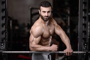 Yakışıklı fitness model eğitmek spor salonu kazanç muscl
