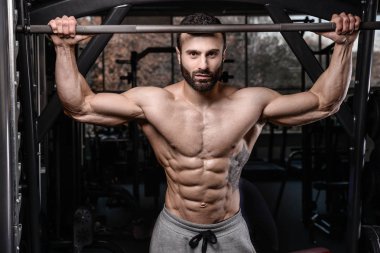 Yakışıklı fitness model eğitmek spor salonu kazanç muscl