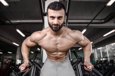 Yakışıklı fitness model eğitmek spor salonu kazanç muscl