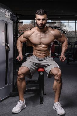 Yakışıklı fitness model eğitmek spor salonu kazanç muscl