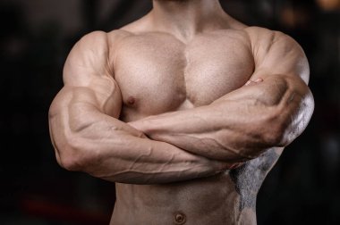 Yakışıklı fitness model eğitmek spor salonu kazanç muscl