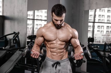 Yakışıklı fitness model eğitmek spor salonu kazanç muscl