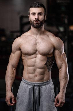 Yakışıklı fitness model eğitmek spor salonu kazanç muscl