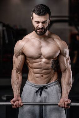 Yakışıklı fitness model eğitmek spor salonu kazanç muscl