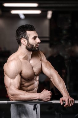 Yakışıklı fitness model eğitmek spor salonu kazanç muscl