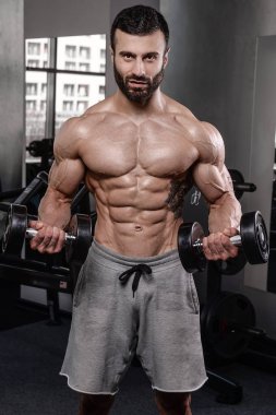 Yakışıklı fitness model eğitmek spor salonu kazanç muscl
