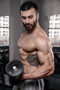 Yakışıklı fitness model eğitmek spor salonu kazanç muscl